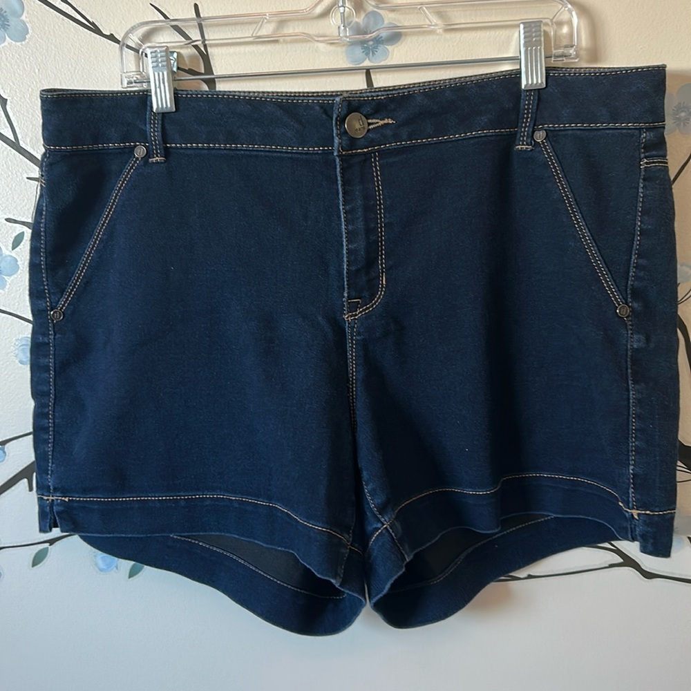 D.Jeans VGUC darker wash stretchy shorts, zip and button up, front back pockets